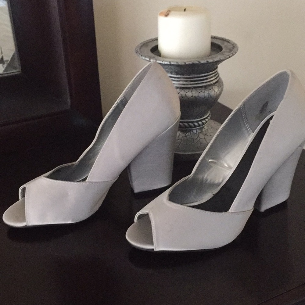 💥💥Grey open toe pumps. Brand new!